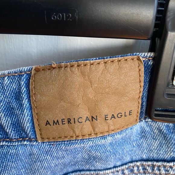 American Eagle Jean Mom Short Size 8 Medium Wash - Picture 4 of 4
